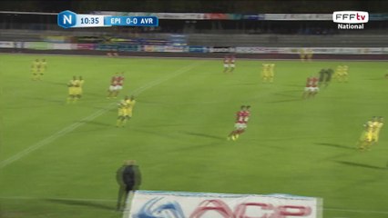 Frappe lointaine qui finit dans les tribunes