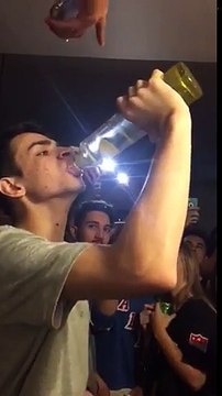 Un étudiant boit une bouteille de Vodka en une fois... Taré!