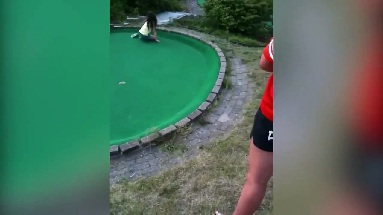 Elle va detester le mini golf pour le restant de ses jours! ahahha