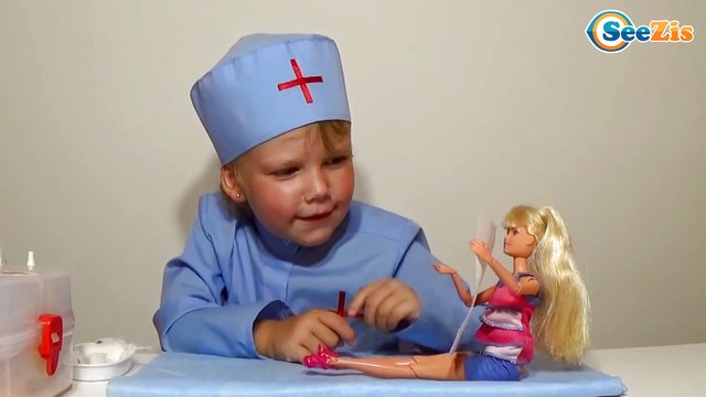 Штеффи и Девочка Ника. Доктор Ника лечит Игрушку - у Куклы вывих ноги! Видео для детей Steffi Doll