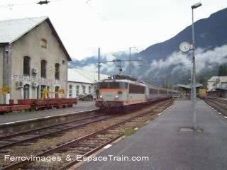 La BB 25663 quitte St Gervais Le Fayet avec un TER
