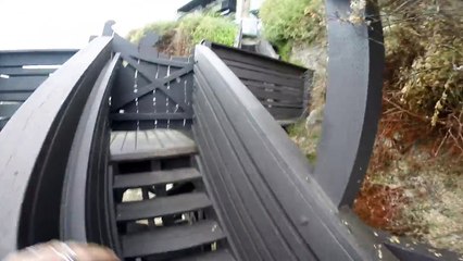 Yüksekten havuza atlıyor