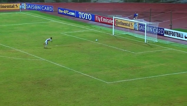 Un gardien sort de son but pour intercepter un ballon… et se troue complètement