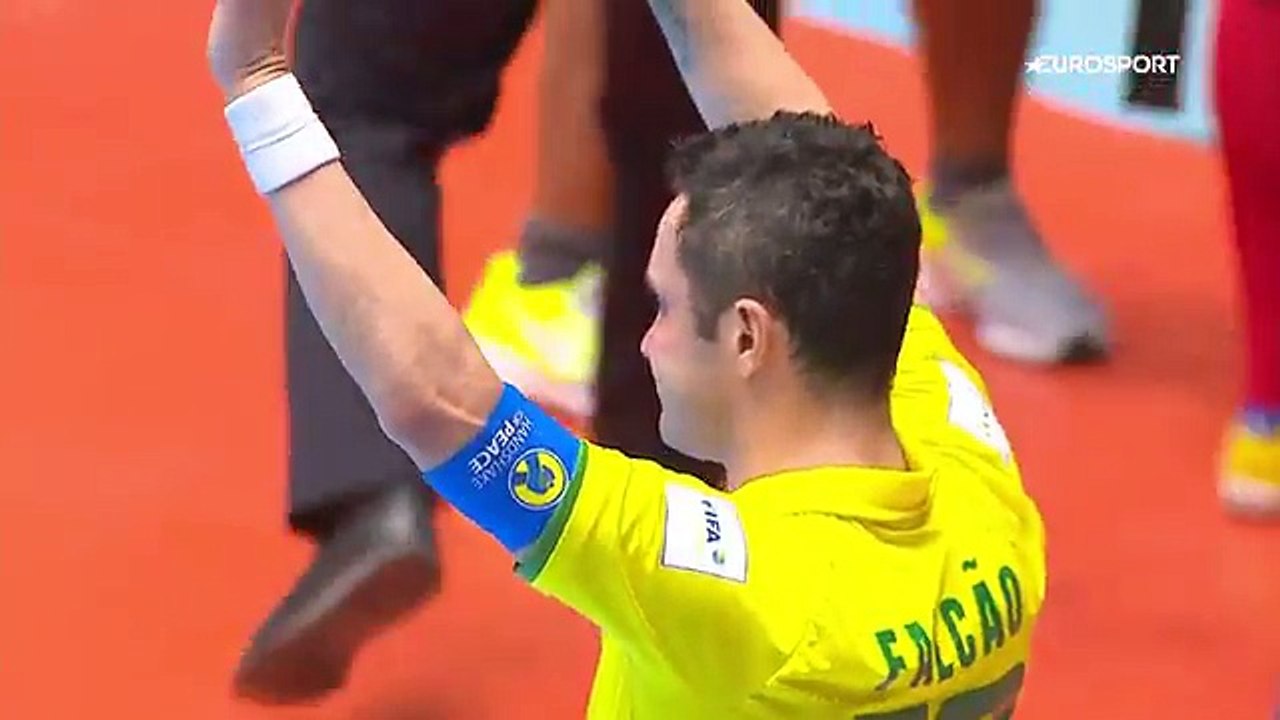 Futsal Falcao porté en triomphe par ses adversaires