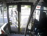 Metrobüs şoförüne şemsiyeyle saldırı anı