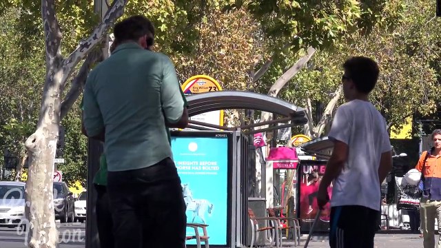 Ce jeune aveugle teste l'honnêteté des passants avec un billet. Le résultat laisse un arrière-goût amer !