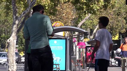 Ce jeune "aveugle" teste l'honnêteté des passants avec un billet. Le résultat laisse un arrière-goût amer !