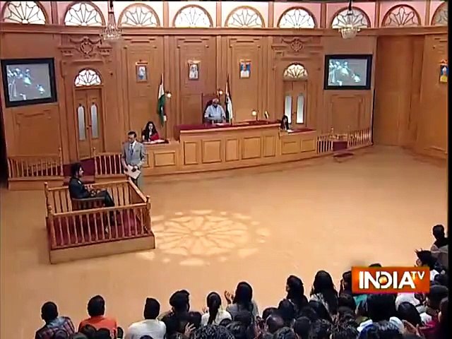 Shahrukh is Giving a Reply of a Tough Question About Pakistan