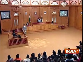 Shahrukh is Giving a Reply of a Tough Question About Pakistan