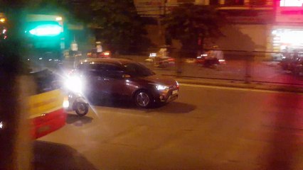 Un Toutou Faisant De La Moto À Hanoï