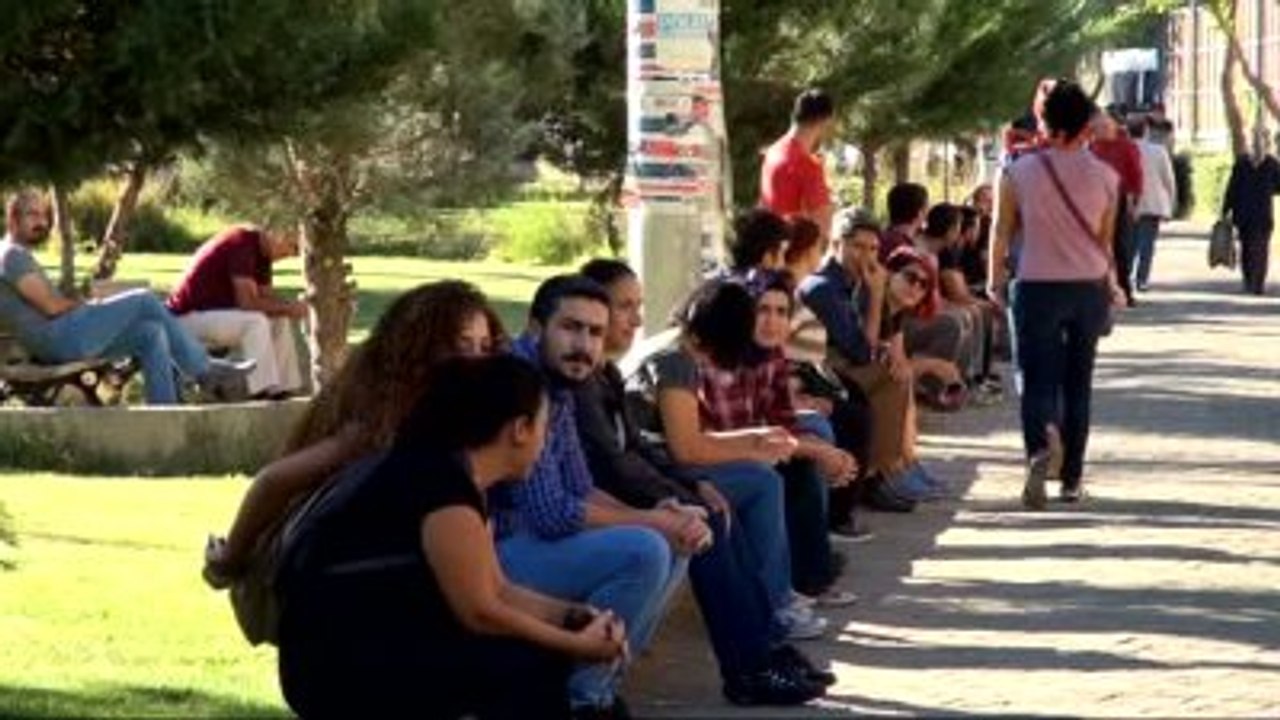 Diyarbakır Açığa Alınan Öğretmenlerin İnsan Zinciri Eylemine Polis Müdahalesi: 17 Gözaltı