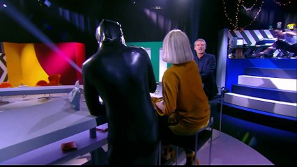 Sarah Constantin court seins nus dans les rues de Paris