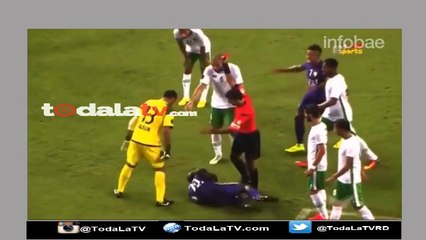 Quiso humillar al arquero y recibió una brutal agresión-Video