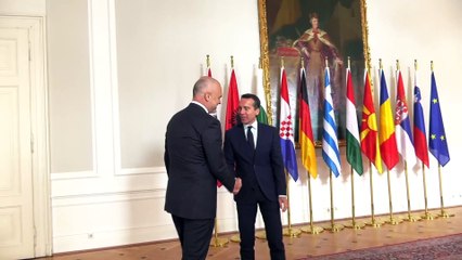 Edi Rama me celular në Samitin e Vjenës