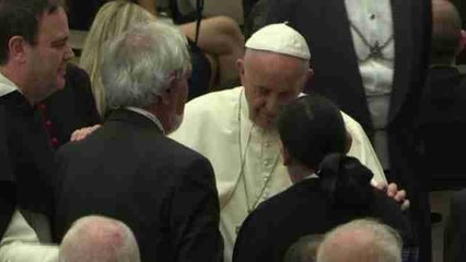 El papa pide diálogo sincero ante familiares de víctimas del atentado de Niza