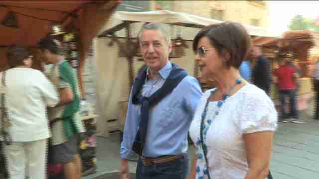 Familia, paseos, lectura y compras en día de reflexión de gallegos y vascos