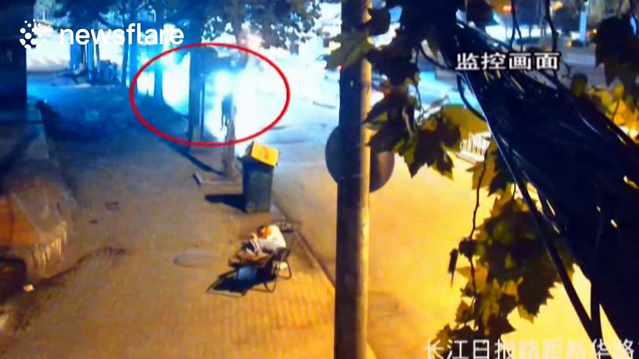 Sneaky man caught on camera appearing to steal woman's phone