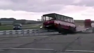 Un crash-test d'un autobus tourne au drame
