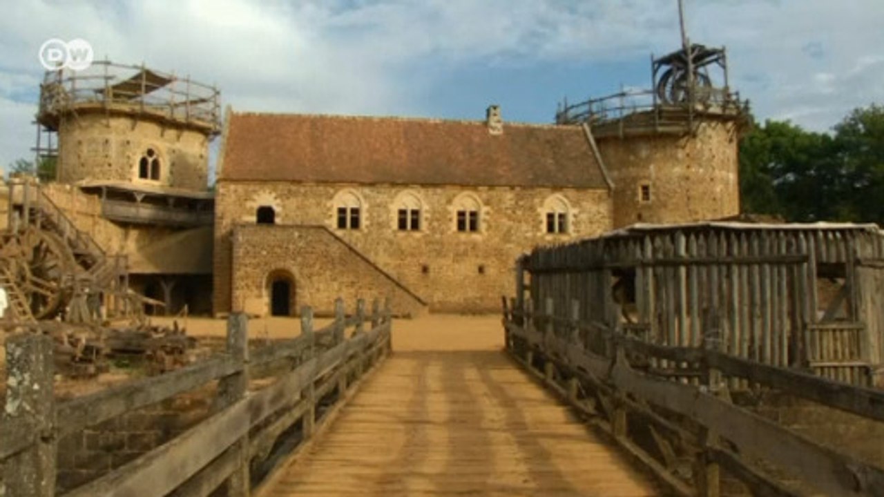 França ergue castelo usando técnicas medievais