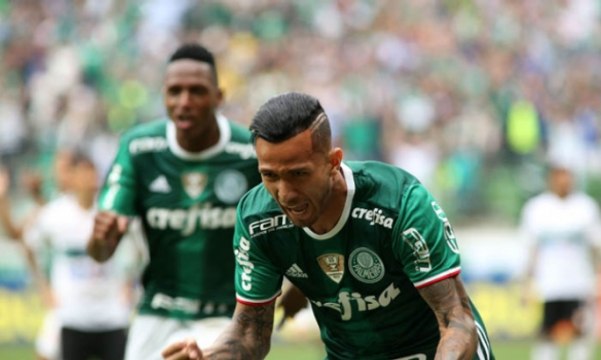 Palmeiras vence o Coritiba em casa e garante a liderança do Brasileirão