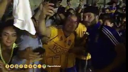 Al finalizar el partido, el francés Gignac atendió a los aficionados.