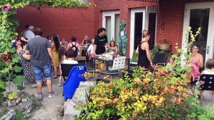 Muzikale omlijsting tijdens de barbecue