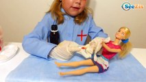 Кукла Барби и Ника. Доктор Ника лечит ожог у Куклы Барби – Видео для детей – Barbie Doll