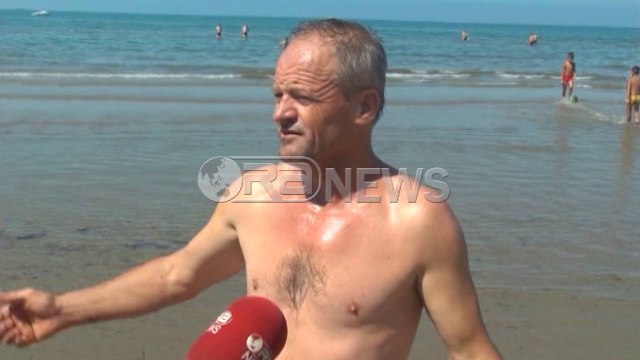 Ora News - Ujërat e zeza derdhen direkt në plazhin e Shkëmbit të Kavajës