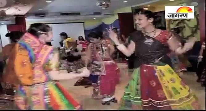 ‘ गरबा ’ खेलने का अनोखा अंदाज देखिये इस वीडियो में