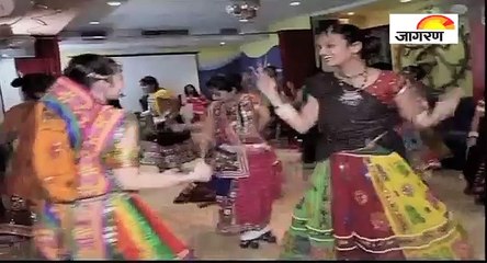 ‘ गरबा ’ खेलने का अनोखा अंदाज देखिये इस वीडियो में