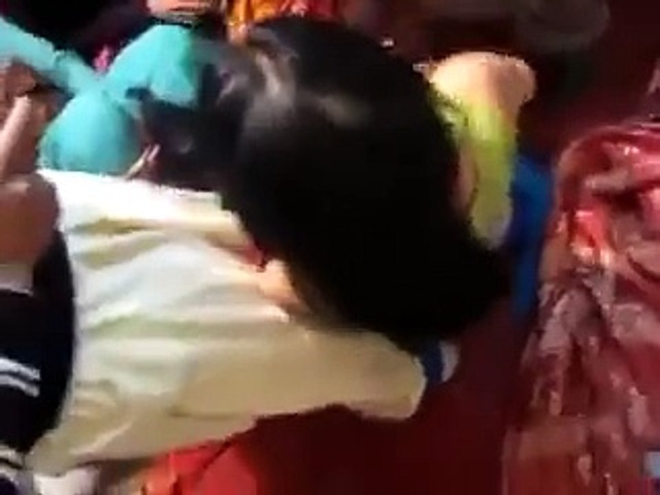 mehndi par larkio ke saath cher char
