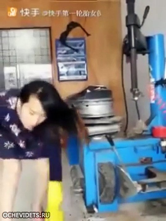 Шиномонтаж от девушки в платье