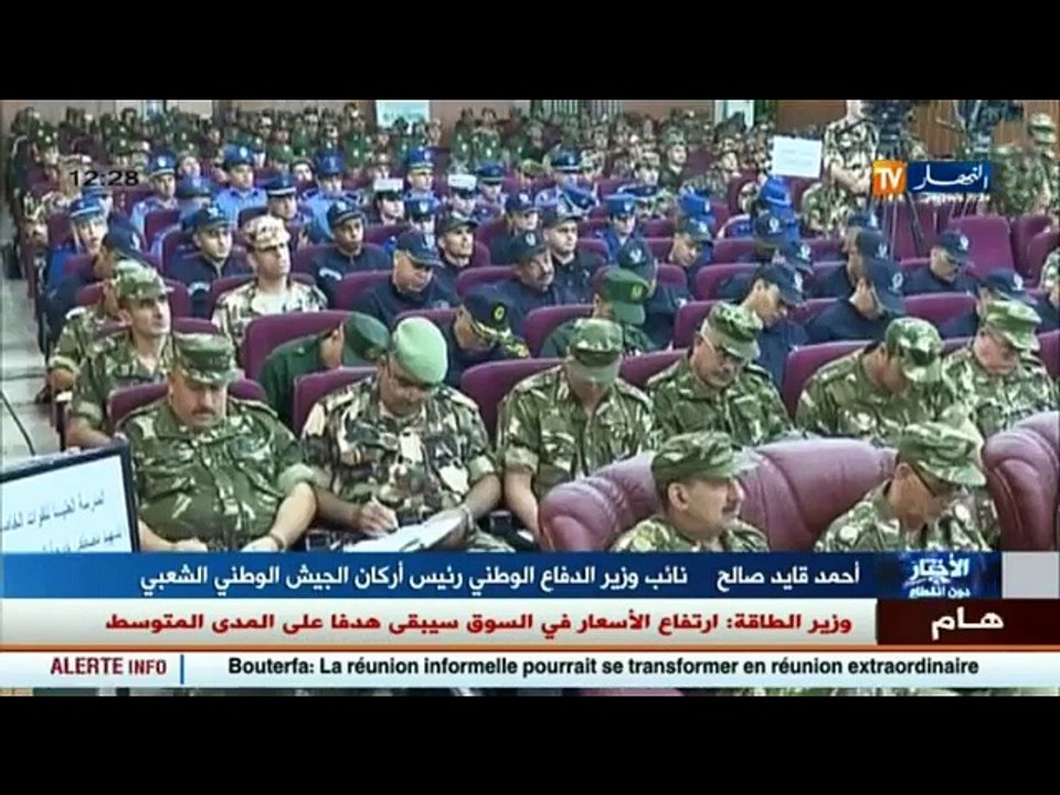 دفاع  / الفريق أحمد قايد صالح يقف على جاهزية العناصر المرابطة على الحدود مع ليبيا