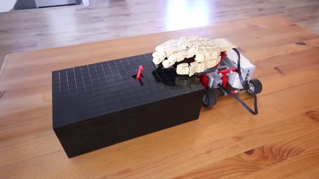 Il fabrique une main en lego - inutile mais classe