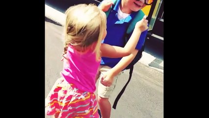 Cette fillette adorable attend son frère tous les jours à l'arret de bus