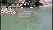 Report TV - Kukës, 21-vjeçari shkon për të bërë  foto e rrëmben rrjedha e lumit Drin