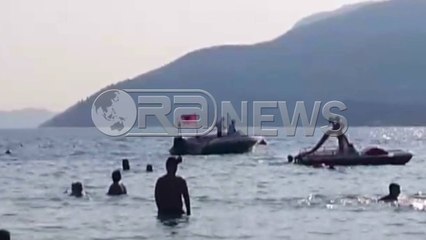 Ora News - Sarandë, përmbyset trampolina në det, pushuesit shpëtojnë pa lëndime