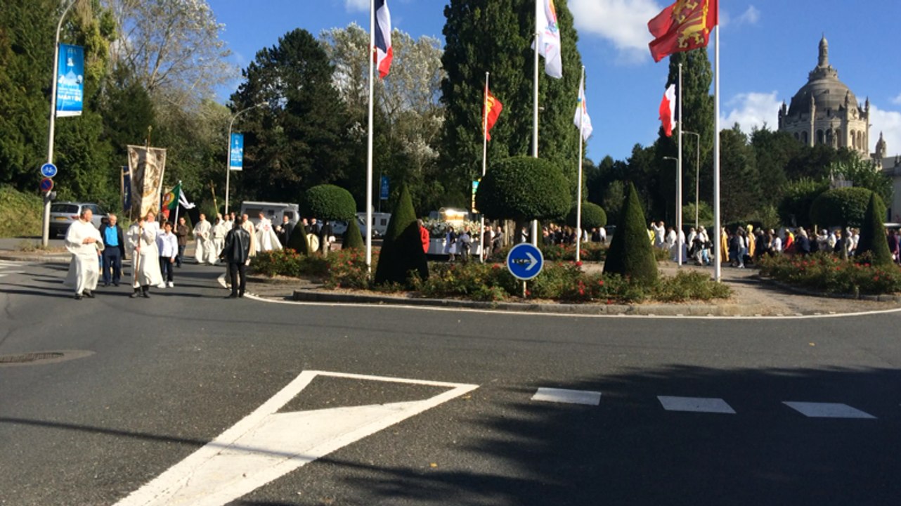 Procession des reliques de sainte Thérèse de Lisieux