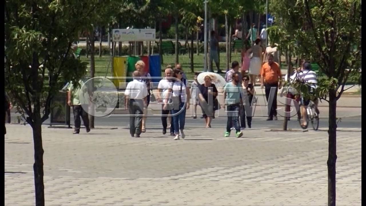 Ora News - Rikthehen reshjet në Tiranë, ulen disa gradë temperaturat