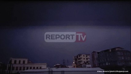 Report TV - Stuhi në Tiranë, rrufetë  bien pranë zonave të banuara