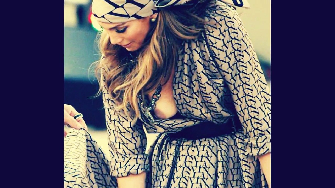 Jennifer Lopez Has Wardrobe Malfunction on Stage!