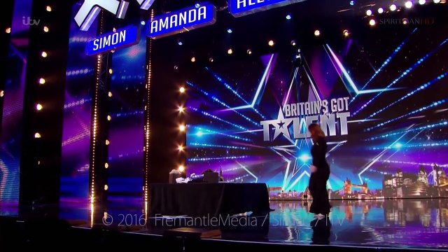 Зал аплодировал стоя! Невероятный номер! Услышав его голос, судьи тут же нажали на кнопку — На Земле так не поют!