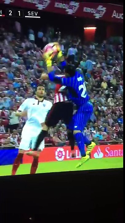 Le geste idiot de Salvatore Sirigu