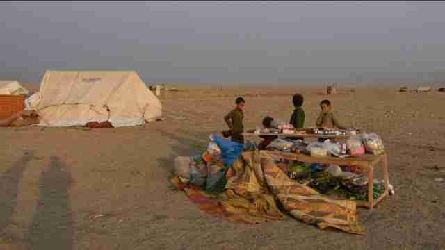 Miles de refugiados afganos esperan en la frontera volver a sus hogares