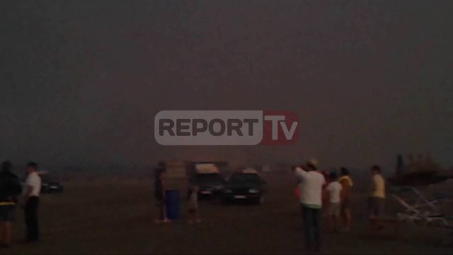 Report TV - Zjarri i filmuar nga pushuesit në plazhin e Pish Poros të Vlorës