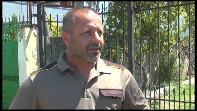 POLICIA SHPETON NE DURRES 11 VJEÇAREN QE MBAHEJ PENG NGA NJE SKIZOFREN,ARRESTOHET 46 VJEÇARI LAJM