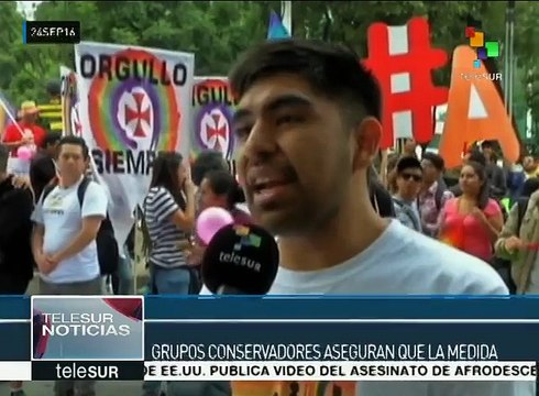 Mexicanos LGBTI y activistas marchan a favor de matrimonio igualitario