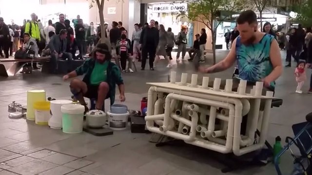 Techno Hobo et Pipe guy improvisent un jam dans la rue