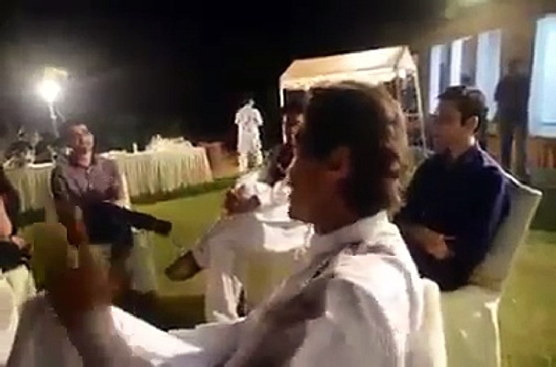 Imran Khan Having Gup Shup With His Party Workers, Exclusive Video