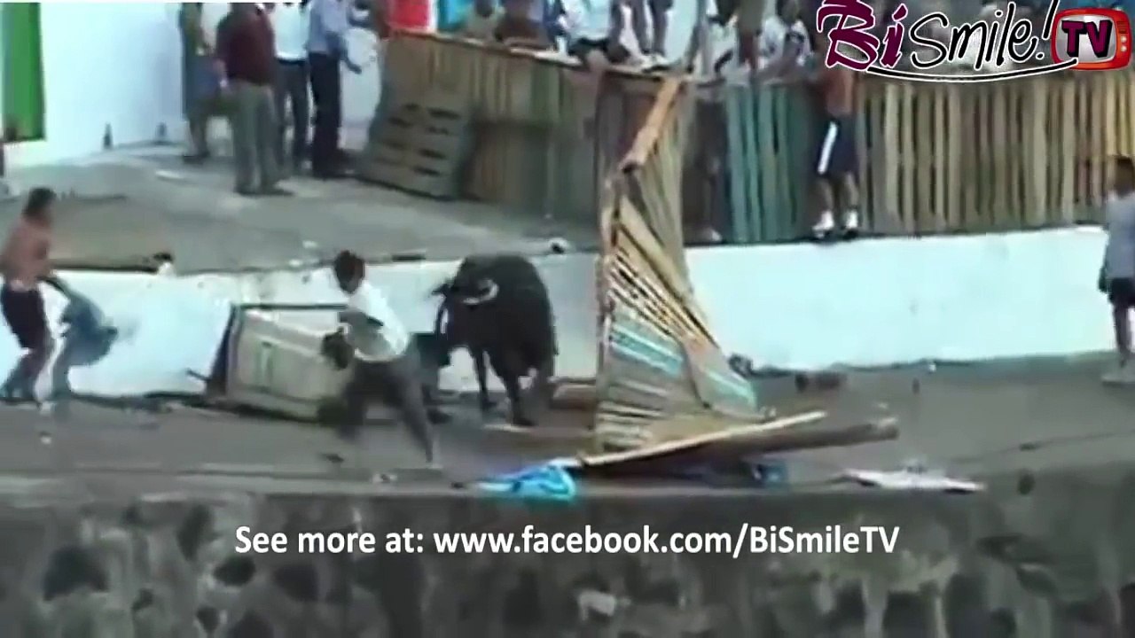 Bullfighting funny videos 2016 - Most awesome bullfighting festival #1 - Crazy bull attack people